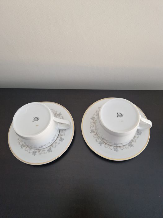 Chávenas de chá e respetivos pires, em porcelana SPAL