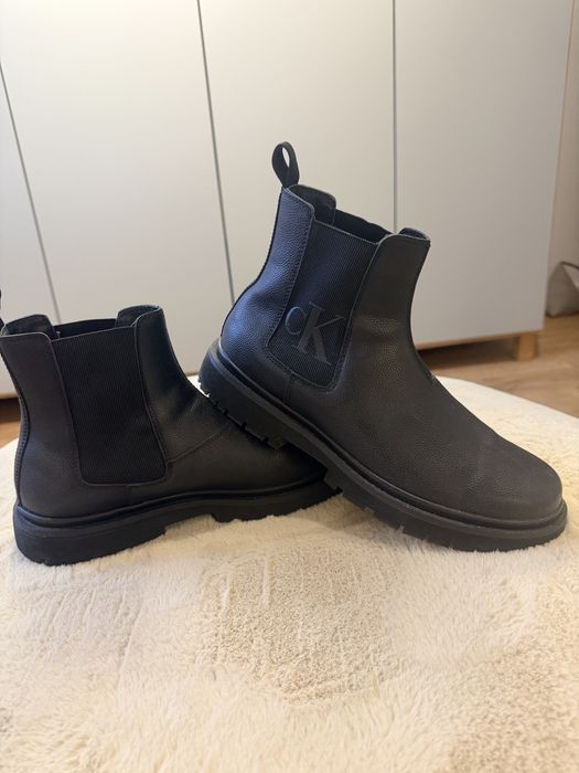 Czarne buty marki CK