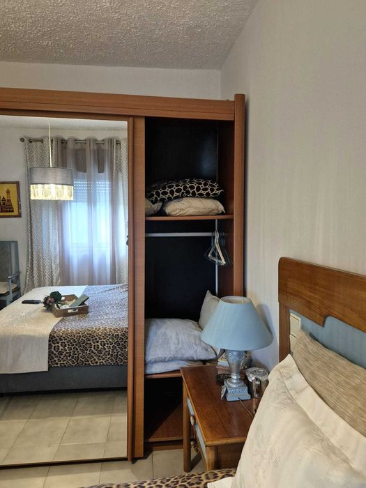 Roupeiro Elegante com Portas Espelhadas