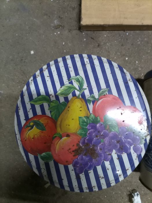 Conjunto de latas antigas