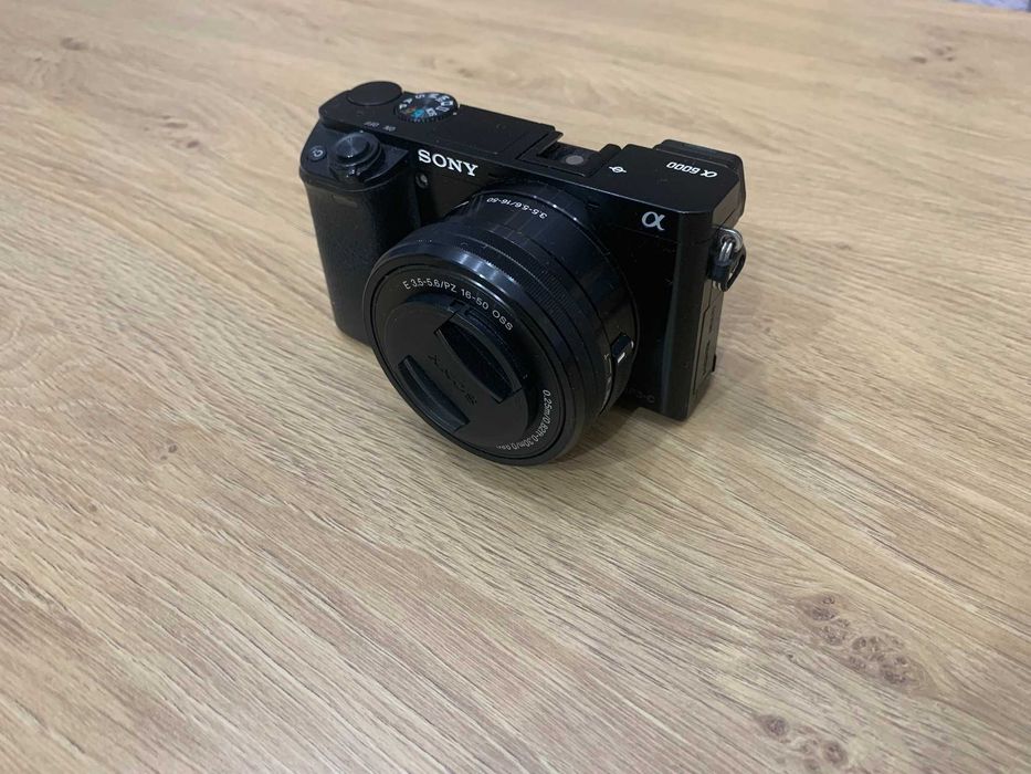 Sony A6000 + torba + karta SD + obiektyw 16-50 mm F3.5-5.6 OSS