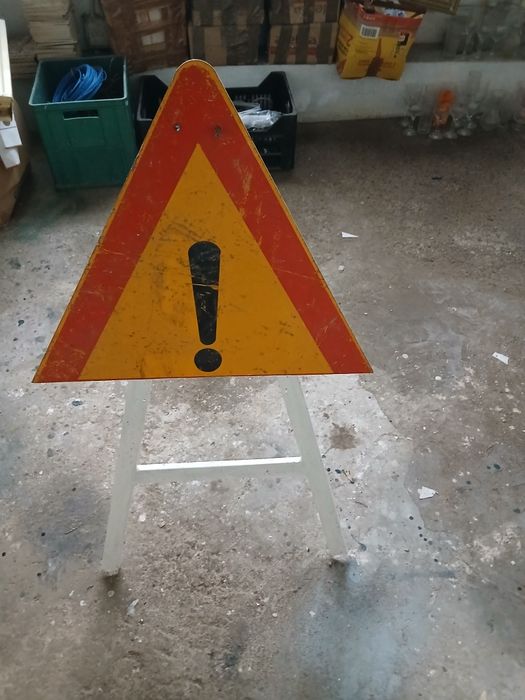 Suporte e sinal de obras