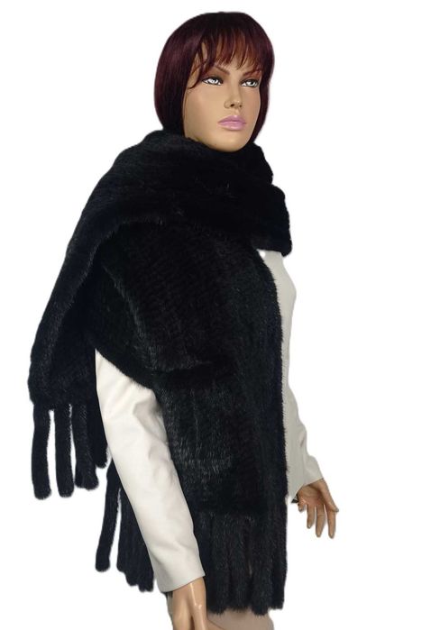 Szal pleciony, z kieszonkami, wykonany z futra norek - klasyczna czerń