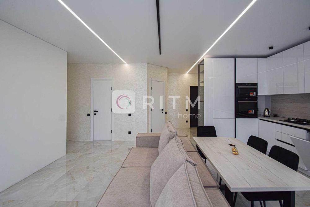 Продається сучасна 2-кімнатна квартира + кухня студія в центрі міста