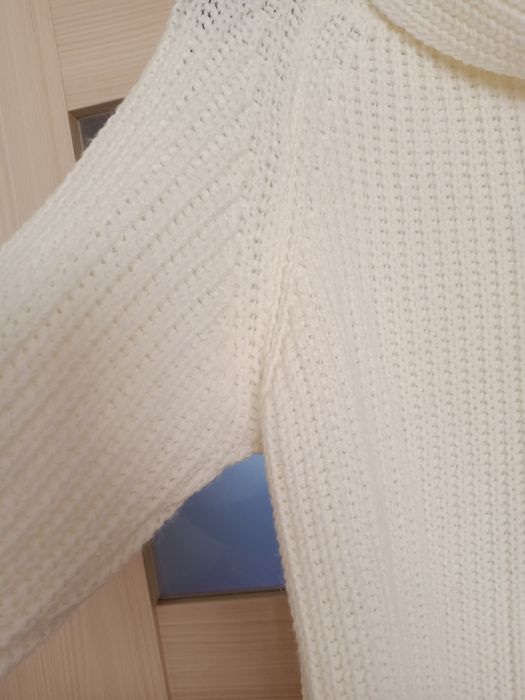 Golf damski w kolorze ecru.