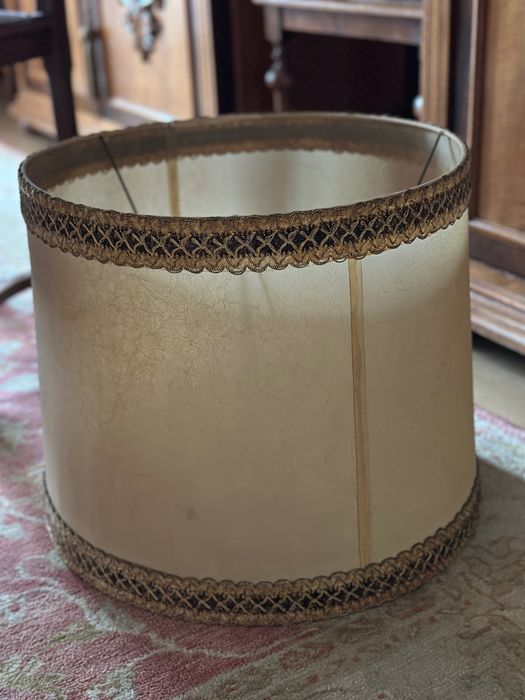 Abajur cor creme em Tela com galão decorativo