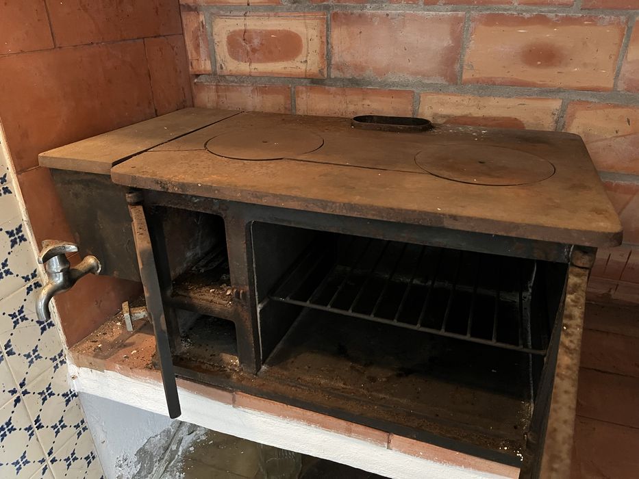 Fogão antigo a lenha – ferro fundido, rústico