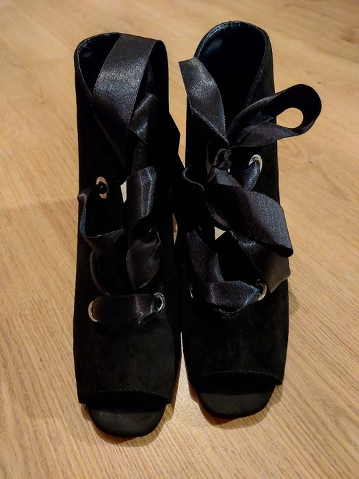 Zamszowe buty na obcasie