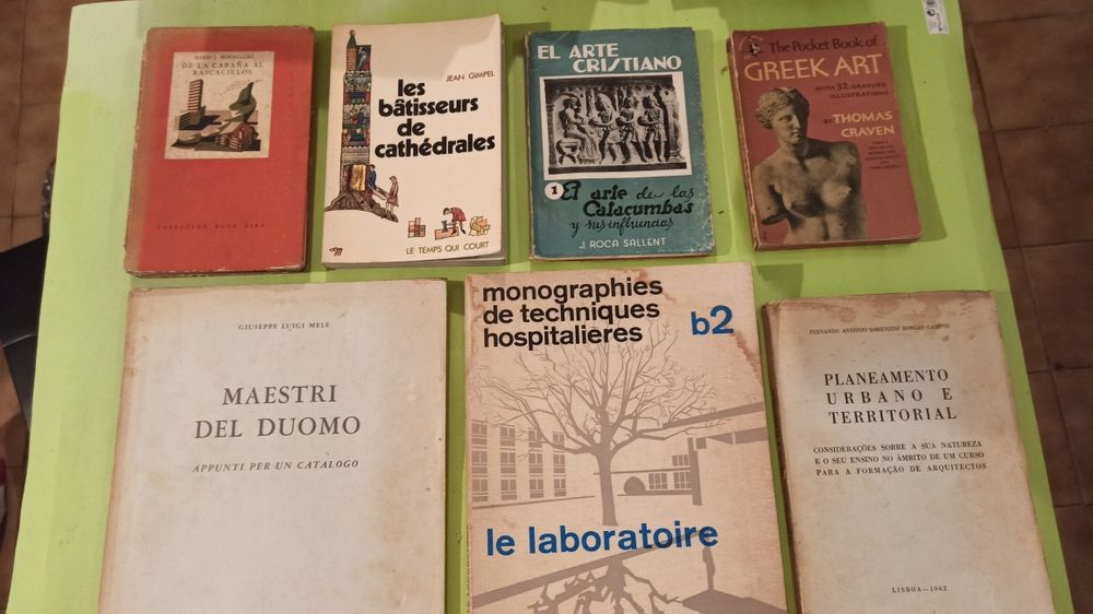 Diversos livros sobre arte e arquitetura.