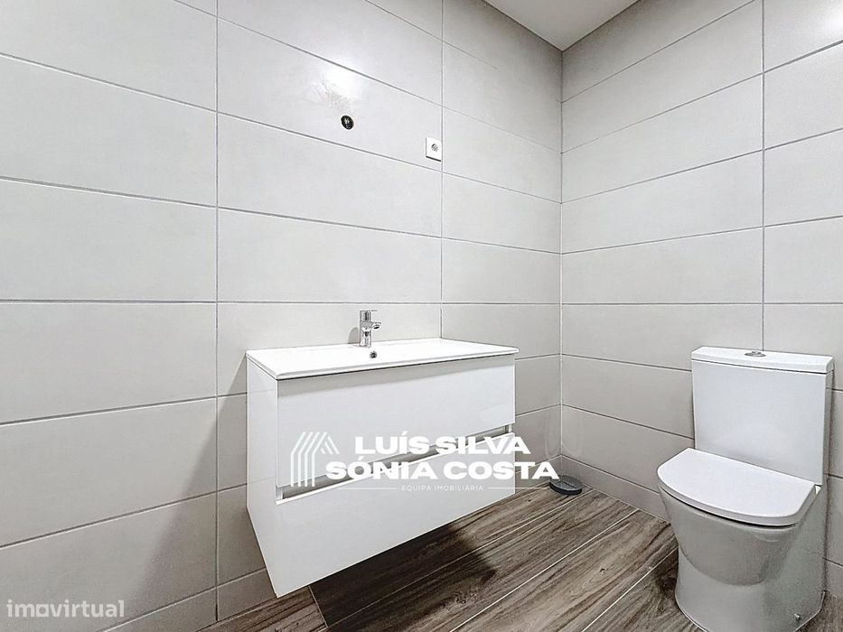 Apartamento T4 Totalmente Remodelado com 2 Varandas e Elevador –...
