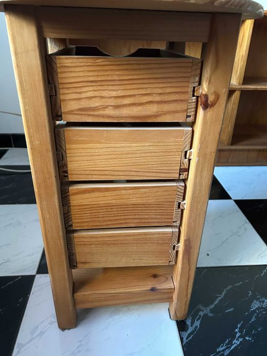 Mesa de gavetas em madeira