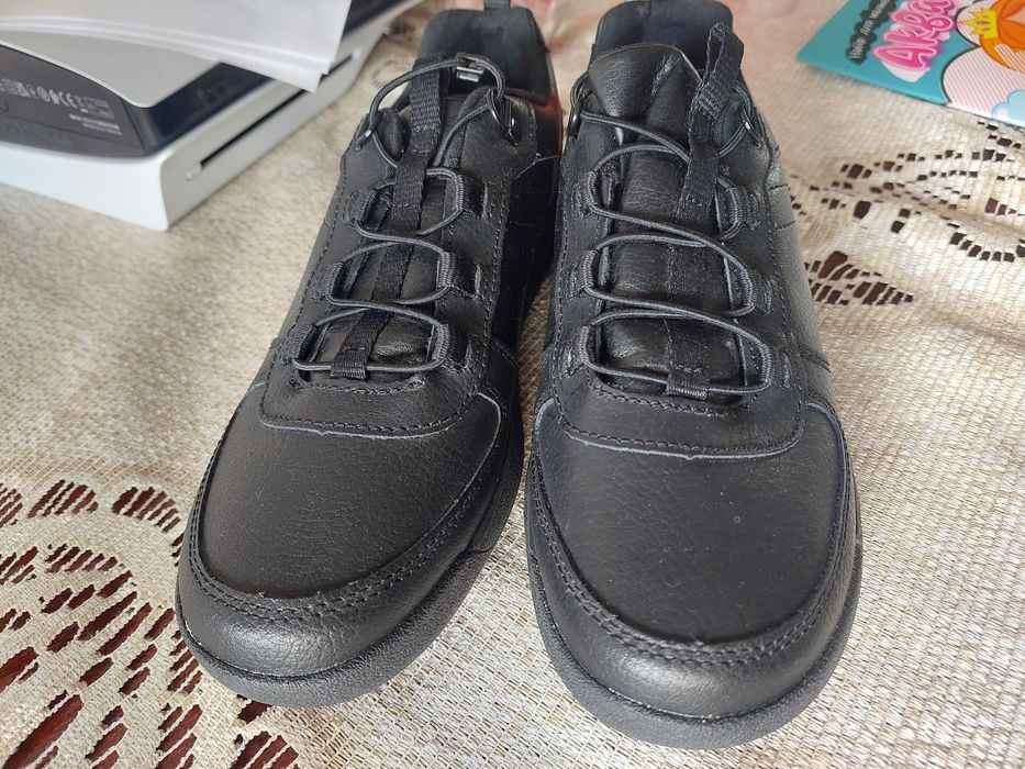 Нові шкіряні кросівки на хлопчика