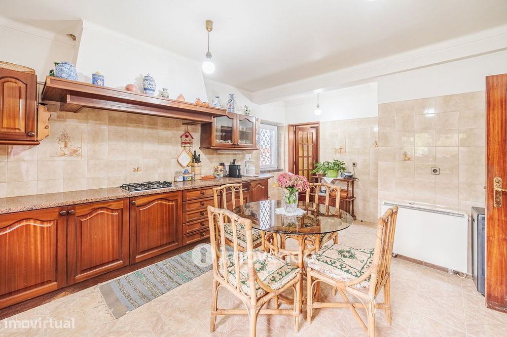 Quinta isolada T3+1 com áreas amplas e terreno de 2022m², em Colares