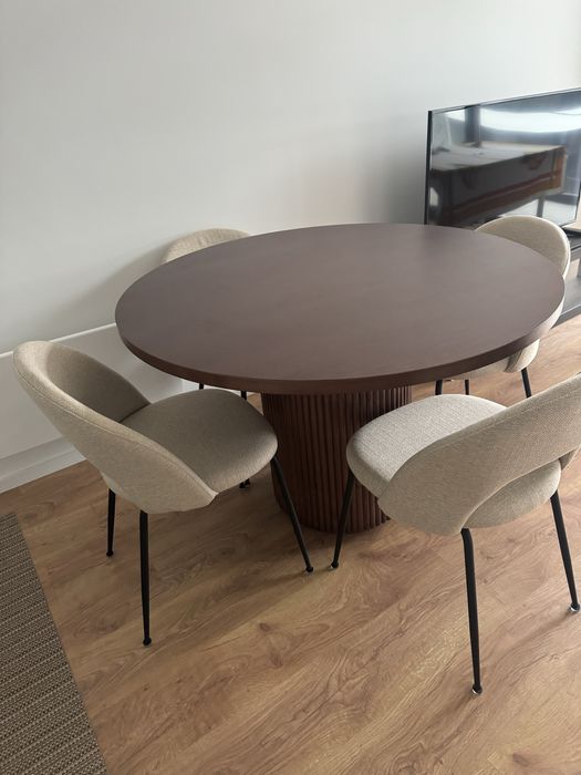 Mesa e cadeiras de jantar