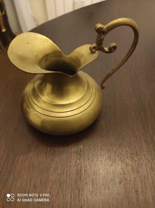 Mosiężny dzbanuszek
