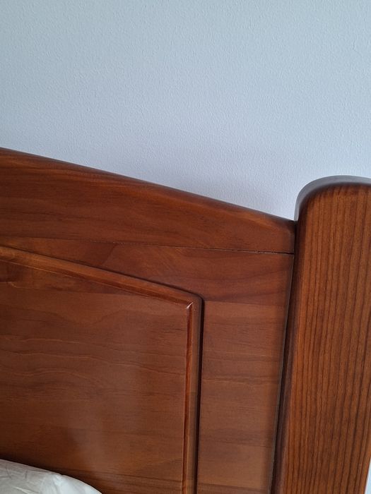 Cama de casal, mesa de cabeceira e camiseiro