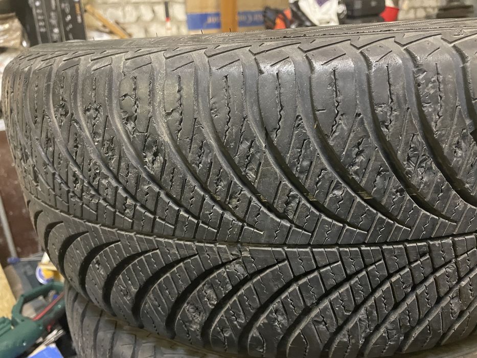 Goodyear vector 4 seasons R17