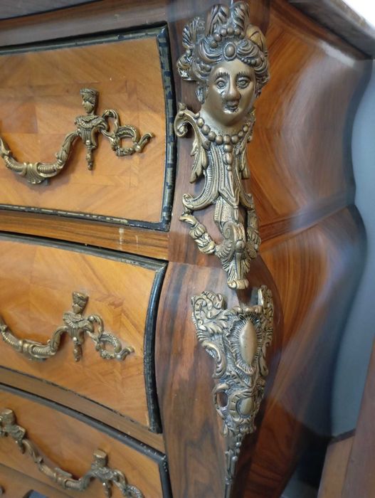 Cómoda estilo Luís XV c/ tampo em mármore – madeira nobre.