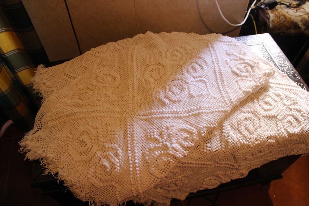 Colcha de renda com a flor do Liz feita à mão.