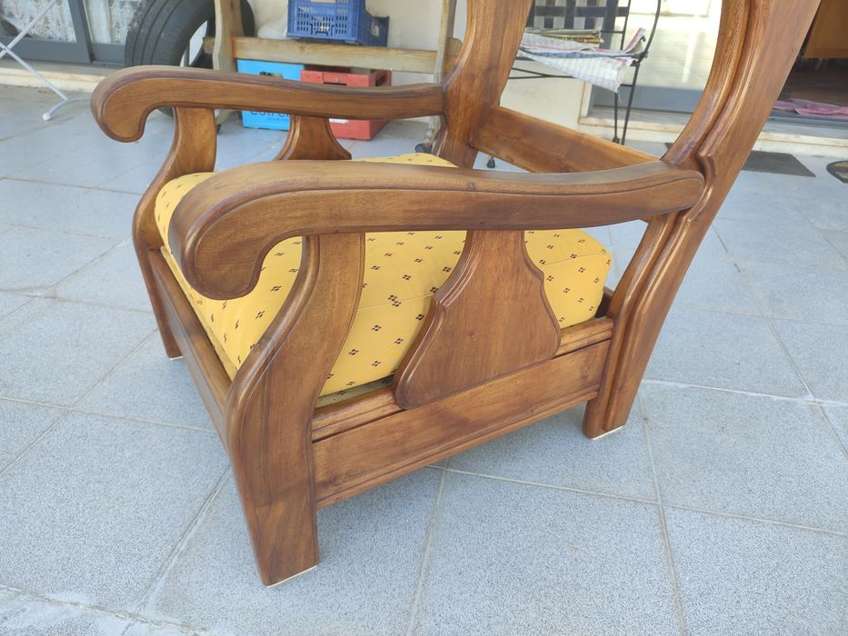 Bonito Sofá / Cadeirão / Poltrona antigo em madeira maciça