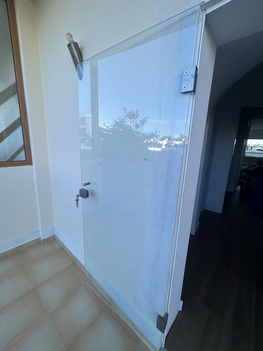 Porta de vidro com fechadura e dobradiças