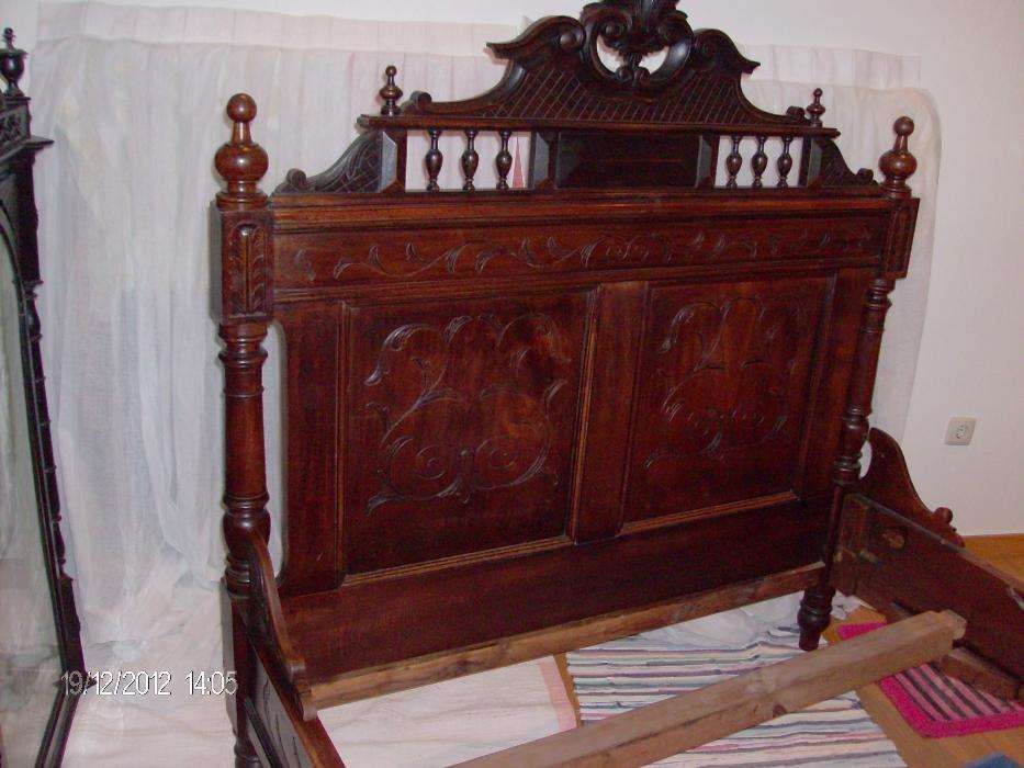 Mobília de quarto de casal em castanho