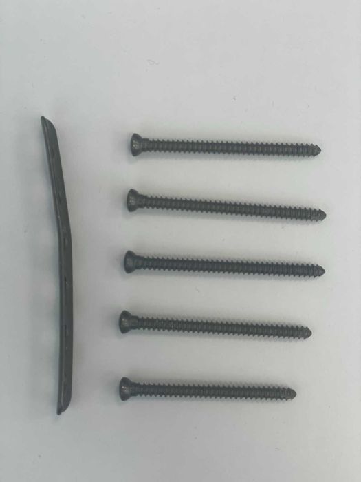 Титанова пластина та шурупи