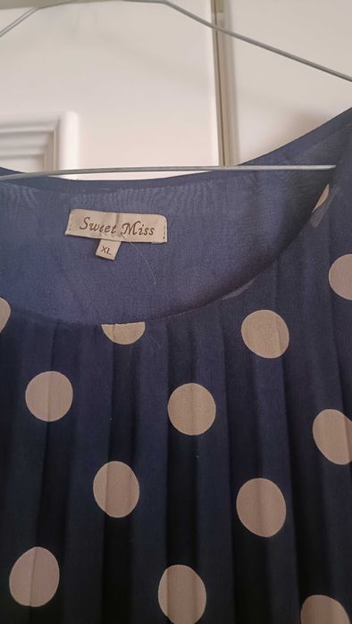 Lindo vestido azul com bolinhas brancas