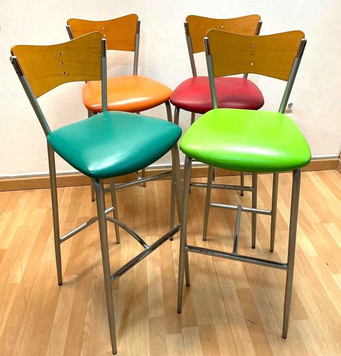 Oito cadeiras de bar altas com assento almofadado