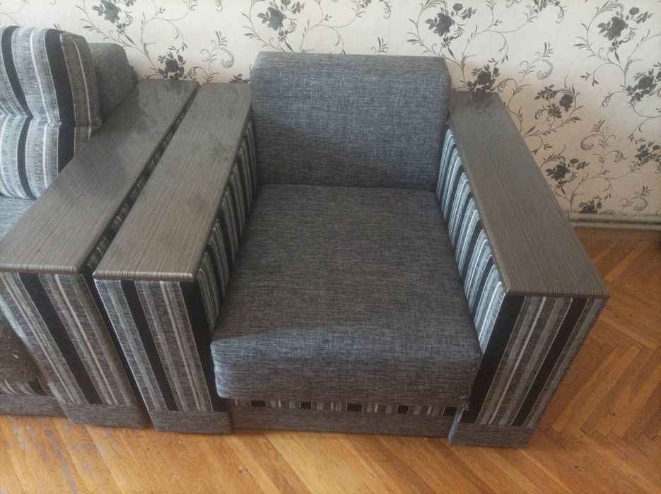 Диван розкладний і два м'які крісла