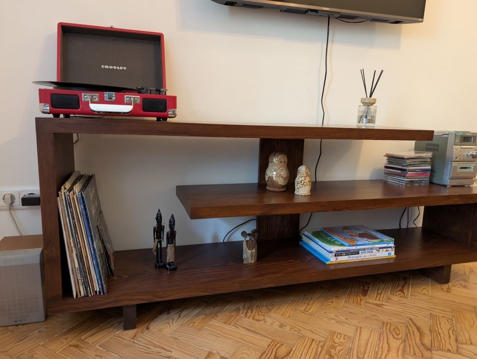 Móvel de TV em Madeira Maciça – Design Moderno / Contemporâneo