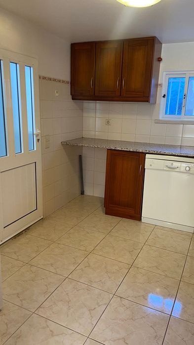 Aluga-se T2 com pátio  em propriedade vedada