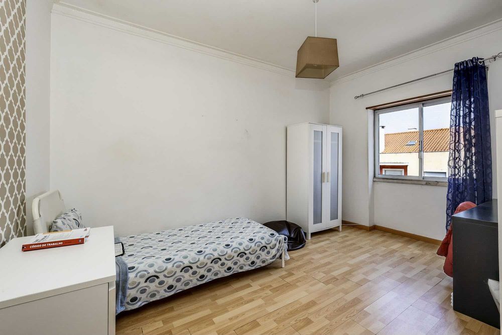 Quartos em T4 mobilado para estudantes | 8 min a pé da NOVA FCT | 2 WC | 105 m²