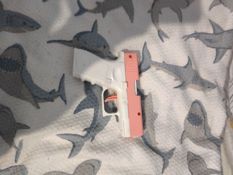 Продаю іграшки (динозаври крутится)