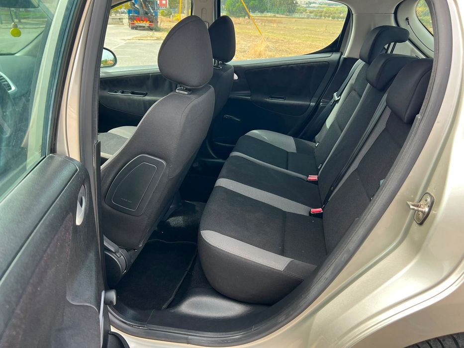 Peugeot 207 Hatchback 1.4 16V, a gasolina, de novembro de 2008, com 124.000 km