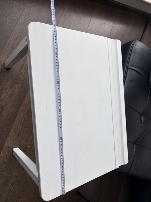 Biurko dla dziecka Ikea Sundvik z charakterystycznym, podnoszonym blatem