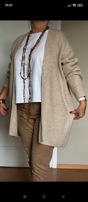 Długi beżowy sweterek