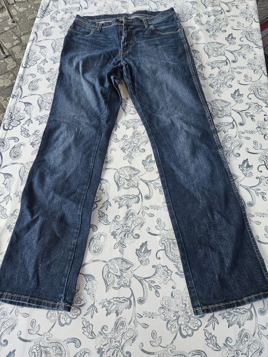 Męskie jeansy Wrangler w kolorze ciemnego granatu z fabrycznym wytarciem