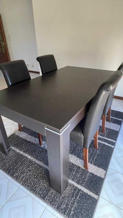 Mesa de jantar e 4 cadeiras