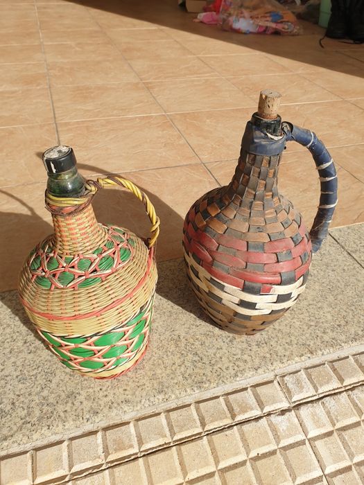 Garrafões antigos decorados