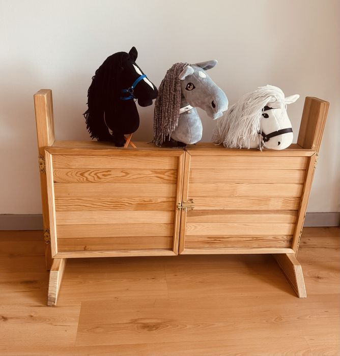 Stajnia i 2 koniki Hobby Horse w cenie ( bialy i szary )