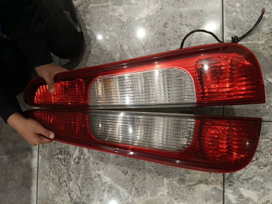 Фонарь задний правый Ford C-MAX !