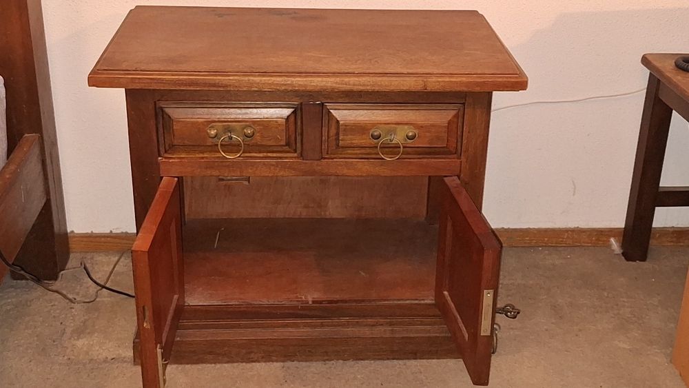 Mesa de cabeceira em madeira maciça