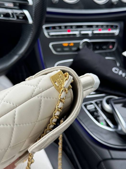 Chanel Medium Top Handle Light Beige Lambskin premium / сумочка Шанель