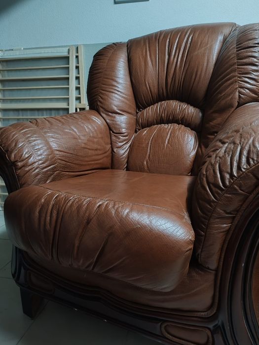 Conjunto de sofás castanhos em pele.