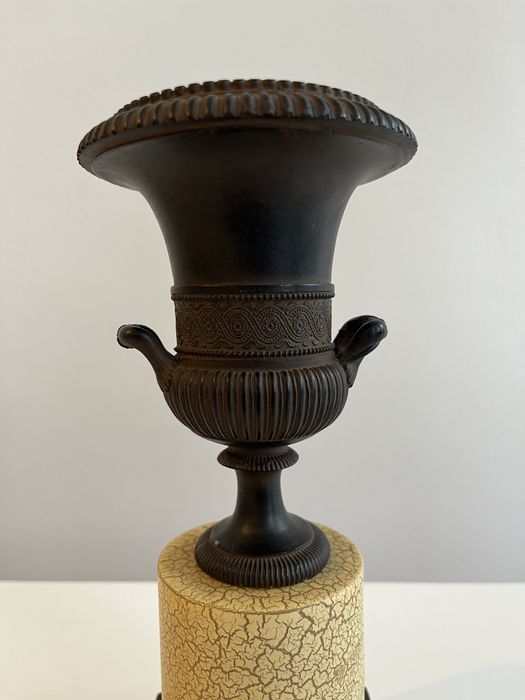 Urna antiga de bronze