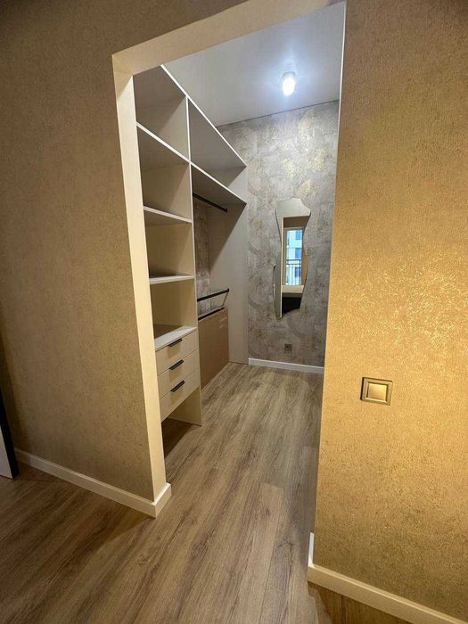 Власна 1к квартира в 66Ж з гардеробною як у Керрі Бредшоу