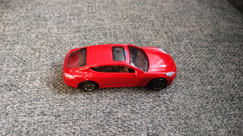 Matchbox Porsche Panamera 2010 - Skala 1:66 - Czerwona