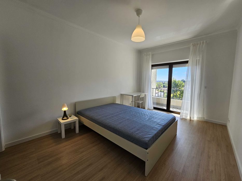 Quarto suite com varanda em apartamento remodelado e mobilado