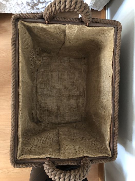 Cesto para lenha em verga novo e aspirador de cinzas como novo